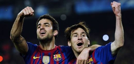 Radost fotbalistů Barcelony Cesca Fabregase a Lionela Messiho.