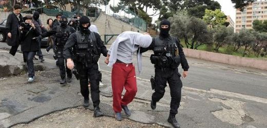 Francouzská policie zatkla deset islámských radikálů.
