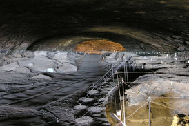 Jihoafrická jeskyně Wonderwerk, v níž archeologové pozůstatky pravěkého ohniště objevili.