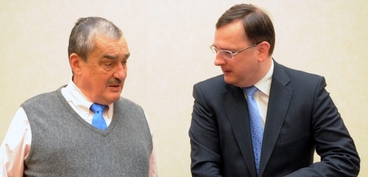 Ministr zahraničí Karel Schwarzenberg  a premiér Petr Nečas. 