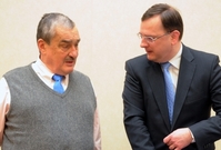 Ministr zahraničí Karel Schwarzenberg  a premiér Petr Nečas. 