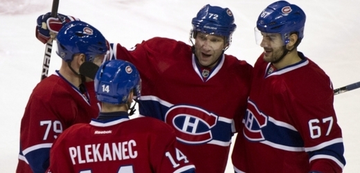 Hokejisté Montrealu s Tomášem Plekancem oslavují gól do sítě Tampy Bay.