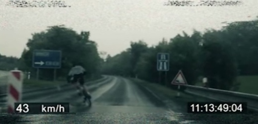 Video cyklisty ujíždějícího policii vzniklo z velké části v počítači.