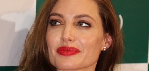 Svůdná Angelina Jolie má smyslné rty a červená herečce rozhodně sluší.