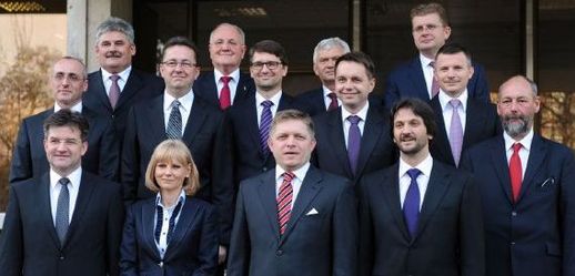 Nový slovenský premiér Robert Fico vrátil zasedání vlády do místnosti, kde před rokem 1989 schůzovali komunisti.