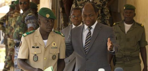 Vůdce vojenské junty Amadou Haya Sanogo (vlevo) žádá, aby na severu Mali zasáhl Západ.