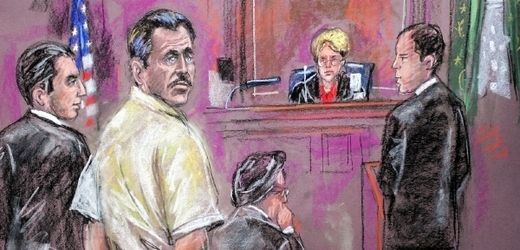 Soudní kresba zachycuje Viktora Buta (druhý zleva) před soudkyní.