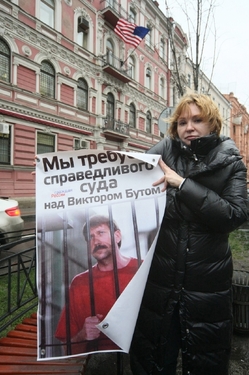 Alla Butová demonstruje s fotografií vězněného manžela před americkým konzulátem v Petrohradě.