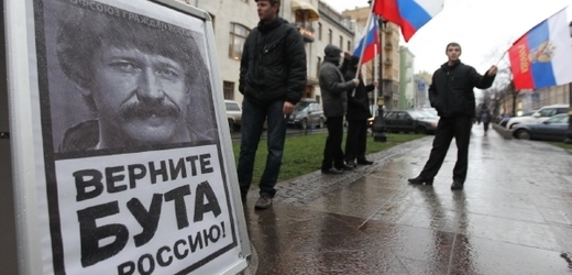 Demonstrace příznivců ruského obchodníka se zbraněmi před americkým konzulátem v Petrohradě.