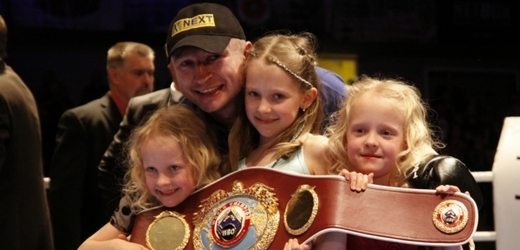 Lukáš Konečný se svými dcerami a mistrovským pásem organizace WBO.