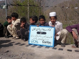 Ani v Pákistánu nemá katolická charita větší problémy. Na snímku děti z boji postiženého údolí Svát.