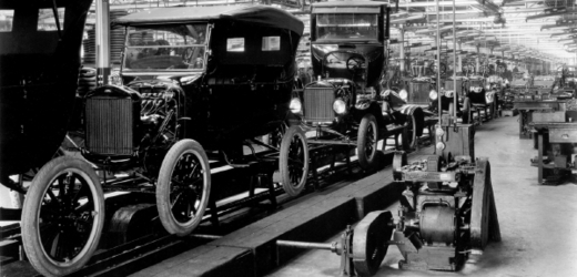Henry Ford je zakladatelem pásové výroby, která umožnila levnější masovou výrobu.