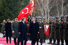 Kyrgyzský prezident Alamzbek Atambajev v Ankaře velebil Turecko jako matku-vlast. Sovětská historie tu soupeří s turkickými kořeny.