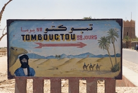 Ukazatel v Maroku udává vzálenost do Timbuktu: 52 dní jízdy na velbloudu.