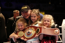 Konečný slavil v ringu i se svými dcerami.