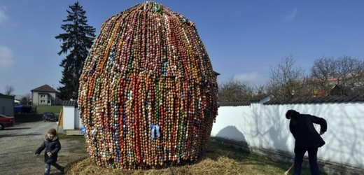 Obří kraslici z různě ozdobených vajec vytvořili na zahradě kulturního domu v Bludově na Šumpersku.