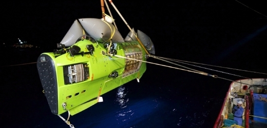 Režisér James Cameron ukázal, jak lze trávit volný čas, když ve své ponorce Deepsea Challenger prozkoumal mořské hlubiny.  