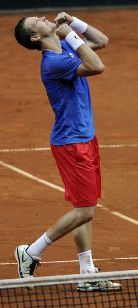 Česká jednička Tomáš Berdych slaví vítězství nad Jankem Tipsarevičem.