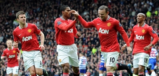 Fotbalisté Manchesteru United slaví gól proti QPR.
