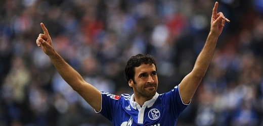 Španělský útočník ve službách Schalke Raúl dvěma góly zničil Hannover.