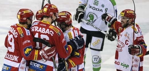Hokejisté pražské Slavie se radují z gólu do sítě Mladé Boleslavi.