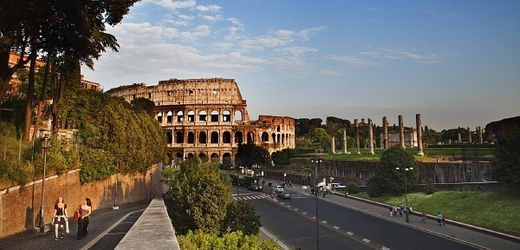 Není neobvyklé, že z Kolosea odpadávají kusy kamene. Nejvíc škodí eroze a výfukové plyny aut (ilustrační foto).