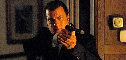 Steven Seagal ve filmu Smrtící zbraň z roku 2008.