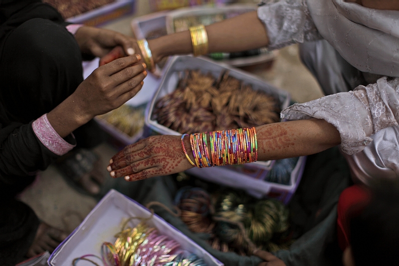 Křesťanská dívka si kupuje tradiční náramky „bangles“ na oslavu Velikonoc. Islámábád, Pákistán. (Foto: ČTK/AP)