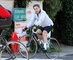Francouzský prezident Nicolas Sarkozy na cyklistické vyjížďce. (Foto: ČTK/AP)