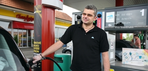 Benzin v Česku je drahý i kvůli vysokým spotřebním daním.