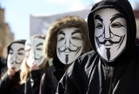 Proti smlouvě ACTA protestují i členové hnutí Anonymous.