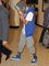 Obličej skryl Justin Bieber do dlaní, tepláky zvýraznil vyhrnutými ponožkami.