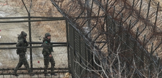 Informace podali vězni a bývalí dozorci, kteří přes hranice uprchli do Jižní Koreje (ilustrační foto).