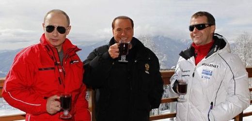 Berlusconi po březnových prezidentských volbách v Rusku navštívil Soči, kde strávil víkend ve společnosti Putina a dosluhujícího prezidenta Dmitrije Medveděva.