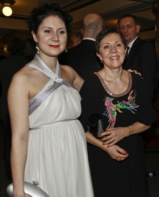 Zleva těhotná Martha Issová a Lenka Termerová.
