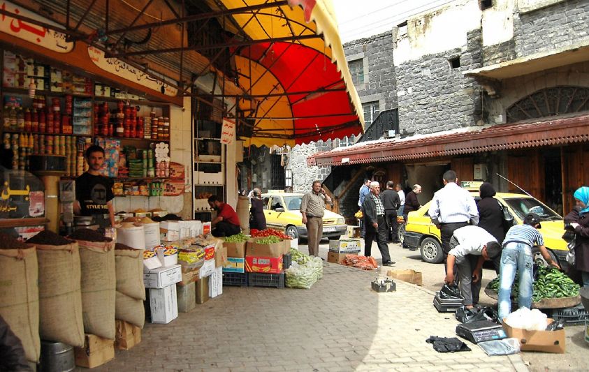 V květnu loňského roku bylo na tržištích v Homsu ještě rušno.