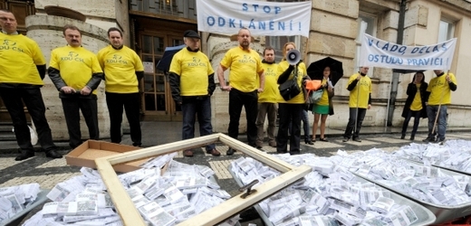 Protestní happening KDU-ČSL a mladých lidovců proti údajnému vytunelování 3,5 miliardy korun na zakázku ministerstva práce a sociálních věcí na nový software pro výplatu sociálních dávek se uskutečnil 12. dubna před sídlem ministerstva v Praze.