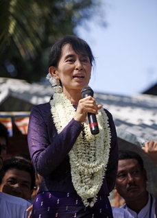 Do Aun Schan Su Ťij se dostala do parlamentu.