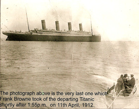 Titanic po vyplutí. Současná pohlednice vydaná ke 100. výročí katastrofy.