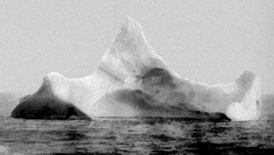 Pravděpodobně na tento ledovec Titanic narazil. Vyfotil jej stevard z lodi Prinze Adalbert, na ledu prý byla vidět odřená barva.