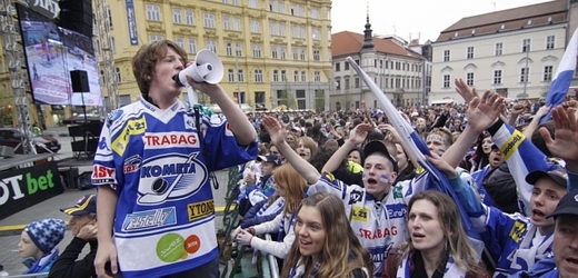 Fanoušci Komety Brno sledovali utkání s Pardubicemi i na náměstí.