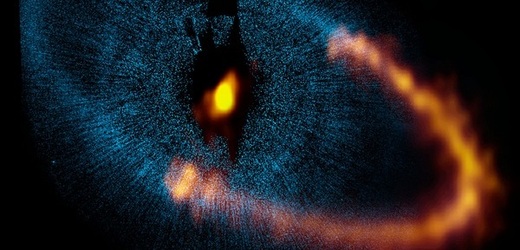Modrá část (vlevo) snímku prachového prstence představuje starší záběr získaný Hubblem. Nový snímek (vpravo) pořízený přístrojem ALMA ukázal jeho nečekaně ostré okraje.