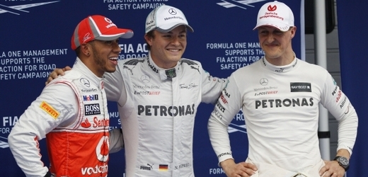 Vítěz Rosberg (uprostřed) s Michaelem Schumacherem (vpravo) a Lewisem Hamiltonem.