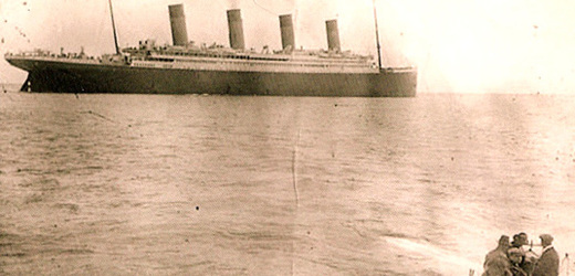 Titanic po vyplutí. Současná pohlednice vydaná ke 100. výročí katastrofy.