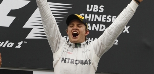 Nico Rosberg se v Číně raduje z prvního vítězství v kariéře.
