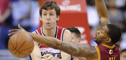 Jan Veselý přihrává v utkání NBA proti Clevelandu.