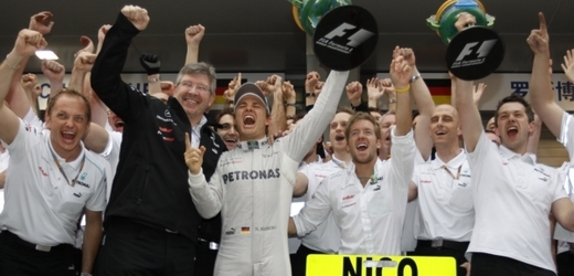 Mercedes včele s Nikem Rosbergem slaví svůj první novodobý triumf v závodě formule 1.