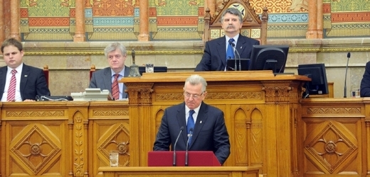 Schmitt (uprostřed) rezignoval a zřejmě ho nahradí Áder.