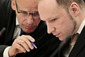 Anders Breivik se svým obhájcem Geirem Lippestadem v soudní síni v Oslu 16. dubna 2012. (Foto: ČTK/AP)