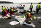 Záchranáři ošetřují další z žen, která vyvázla před Breivikovým řáděním na ostrově Utøya 22. července loňského roku. (Foto: profimedia.cz)